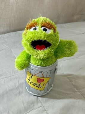 Oscar the Grouch Sesame Street I Love Trash Can Plushie Green SeaWorld
